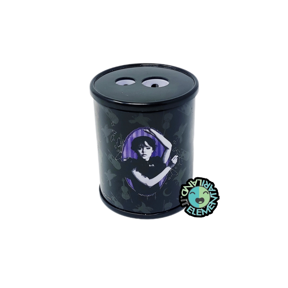 Featured image for “Temperino Due Fori Tondo con Contenitore MERCOLEDI' Addams”